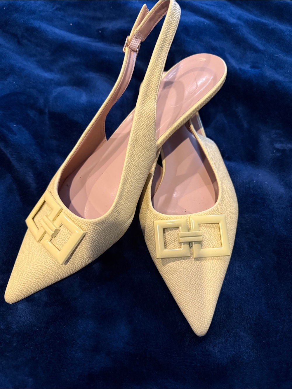 Women’s Pointed Slingback Flats in Pale Yellow size 8 NWOB
